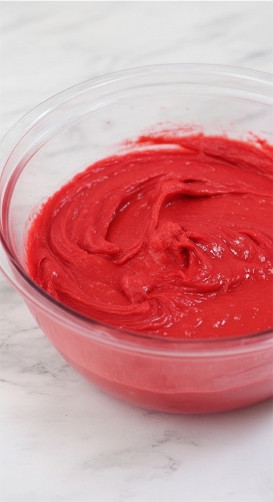 red pudding mix in glass bowl