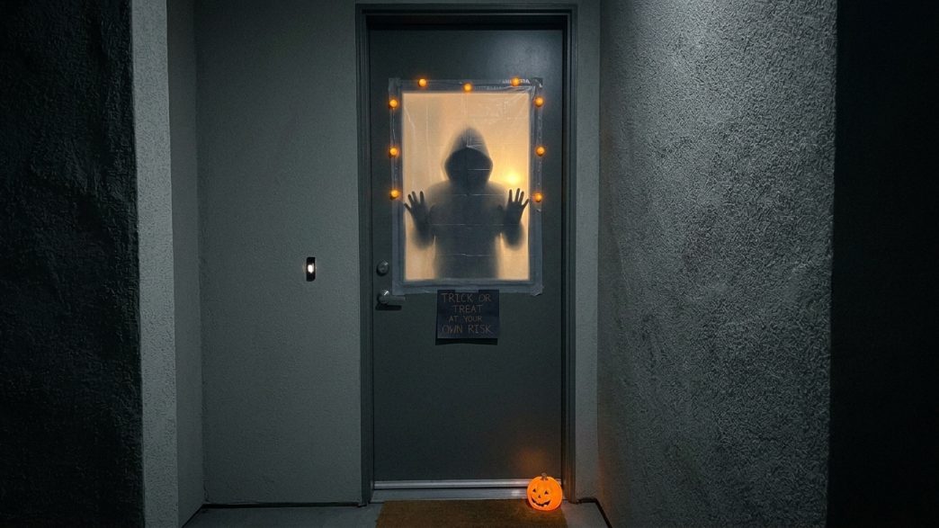 apartment door halloween decor ideas